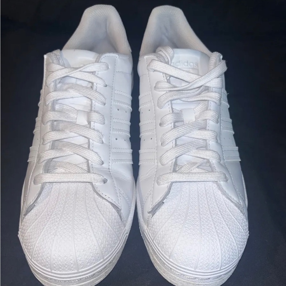 White adidas shell toe 9.5 #789002  7/21